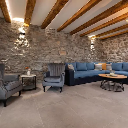 Angelica Vilă Lakmartin